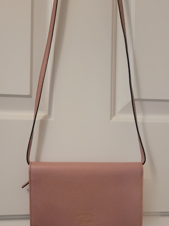 Gucci Handbags - Gucci Swing Crossbody Leather Strap Wallet Bag EUC